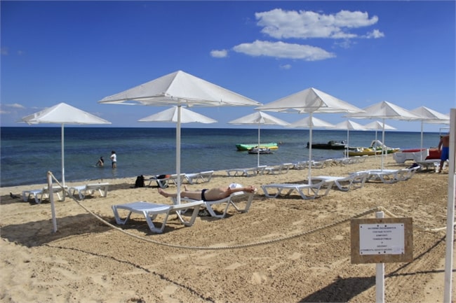 Пляжные зонтики на набережной Заозерного